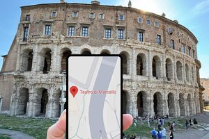Teatro di Marcello e una mano con cellulare che lo indica su google maps