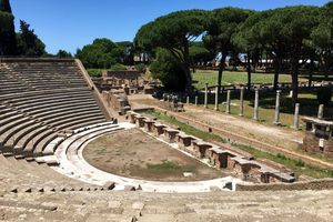 teatro di ostia antica dall'alto della scalinata